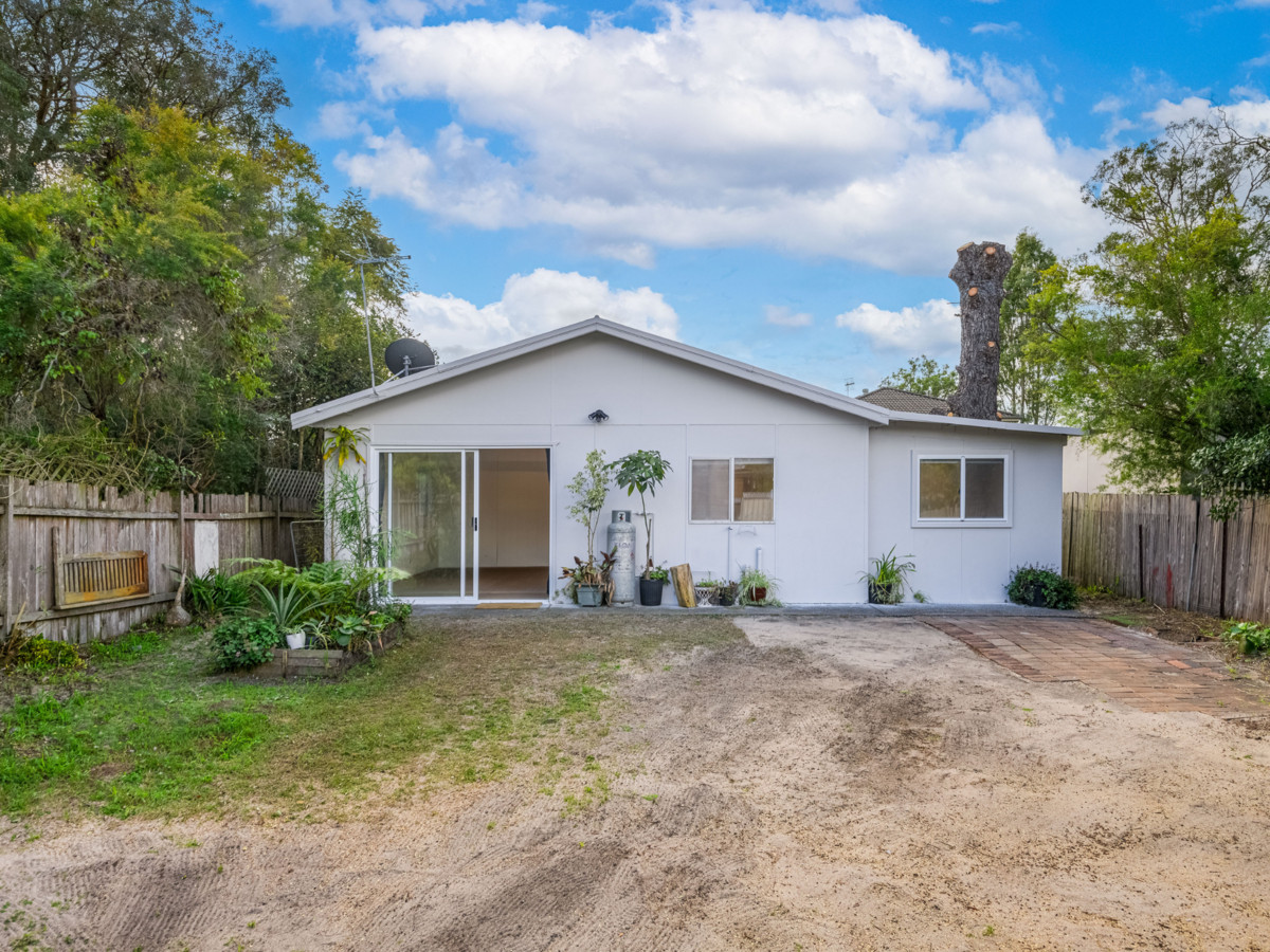 R2-4215892-Umina-Beach