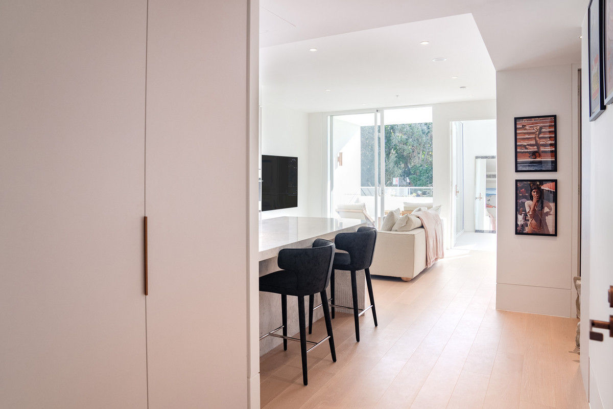 R2-3752992-Tamarama-1