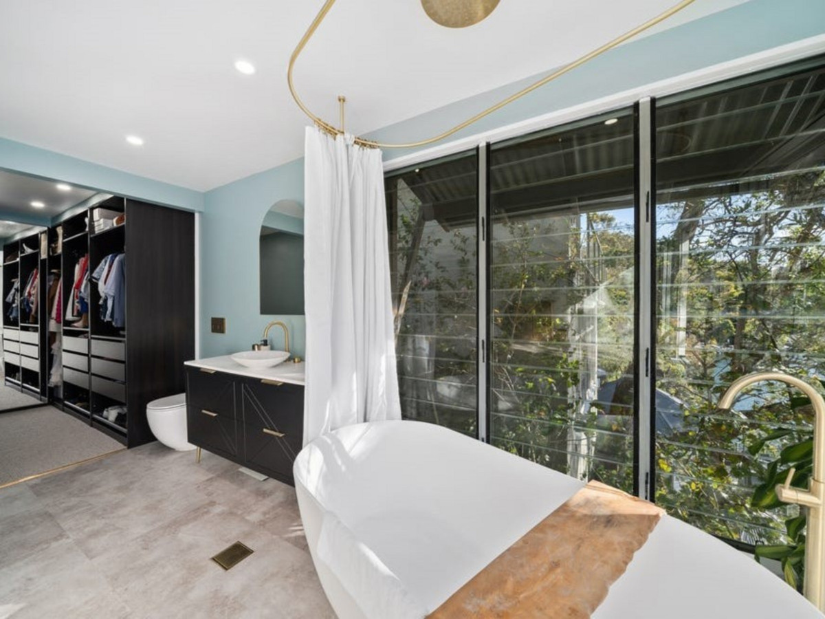 R2-4735685-Cottage-Point-10