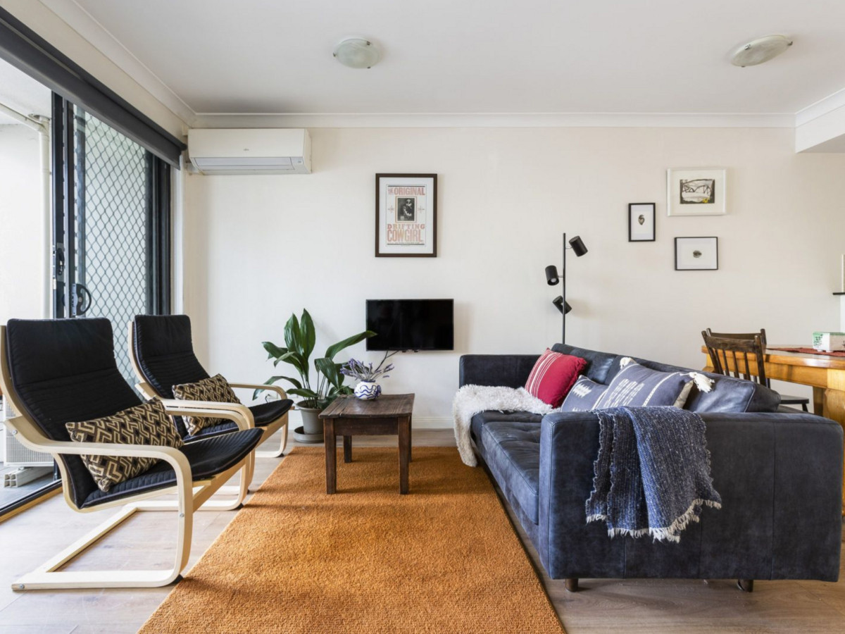 R2-4824234-Chippendale-1