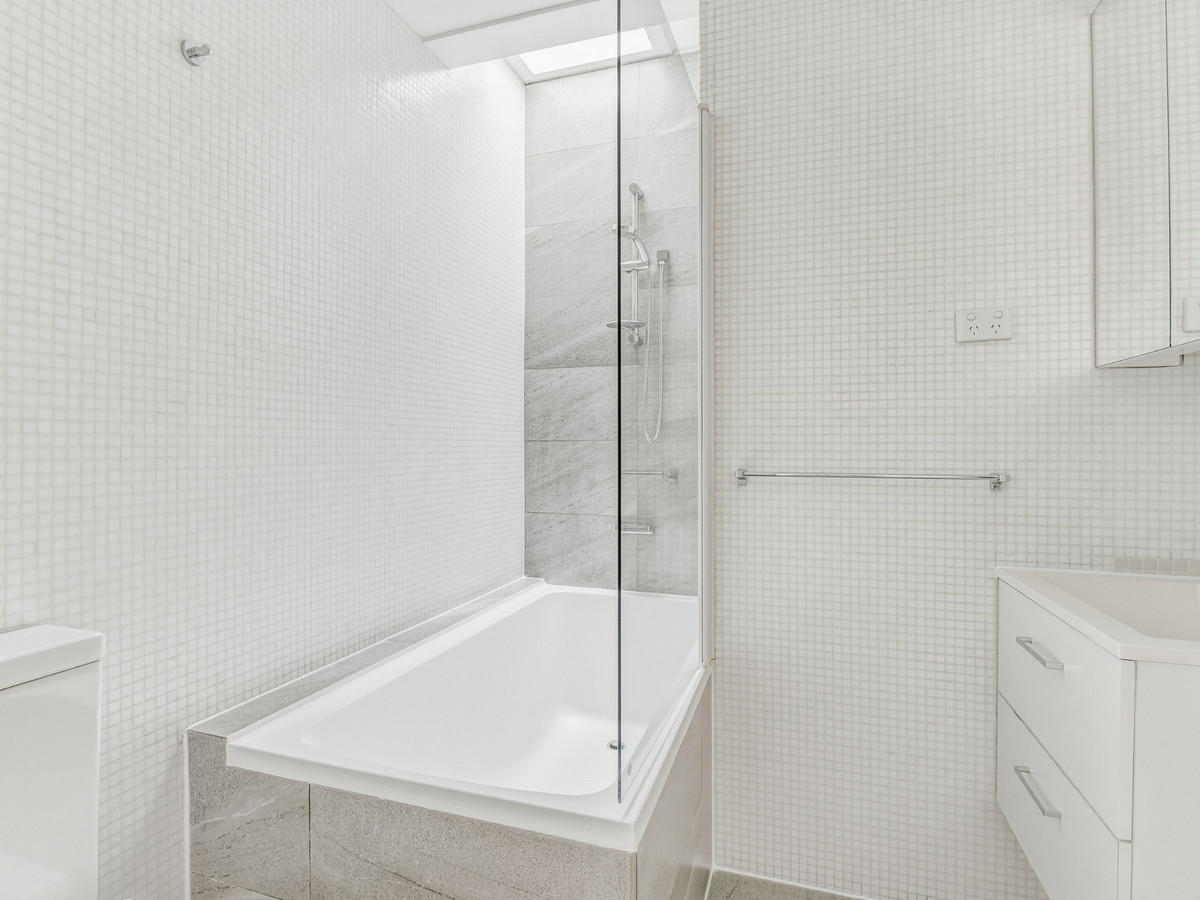 R2-4932326-Punchbowl-3