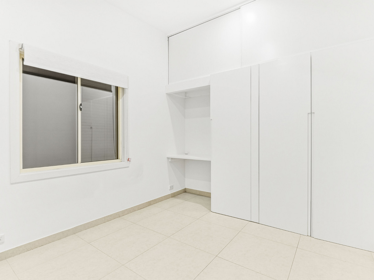 R2-4932326-Punchbowl-5